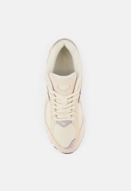 Zapatilla New Balance 2002 RCC en Beige para Mujer