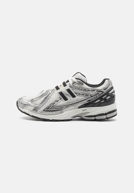Zapatilla New Balance 1906RER en Gris para Hombre