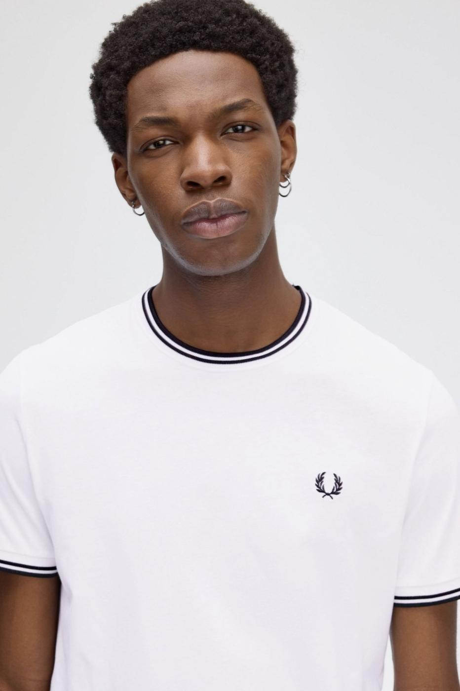 Camiseta Blanca Fred Perry Ribete en Negro para Hombre